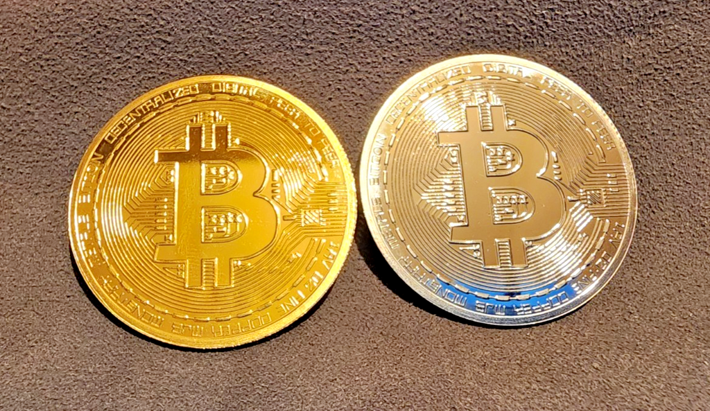 Set of Bitcoin Commemorative BTC Collectors Coin Gold & Silver Plated Coins0