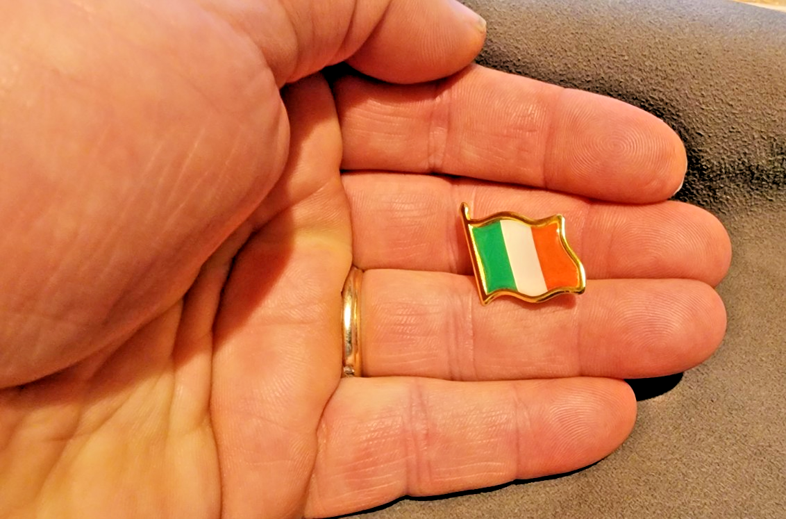 Wavy Style Irish Patriotic Flag Pride Heritage Enamel Lapel Brooch Hat Pin1